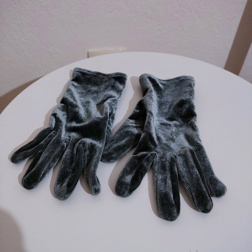 Velvet gray gloves like new