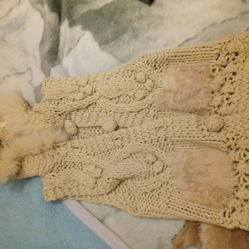 Knitted beige vest with hood and fur like new