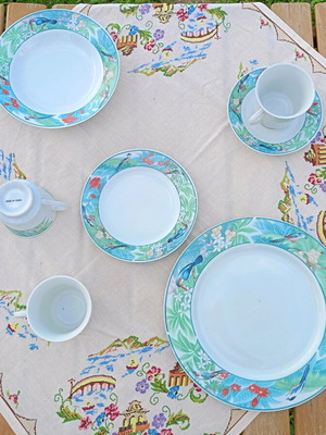 Porcelain set with cups and saucers like new
