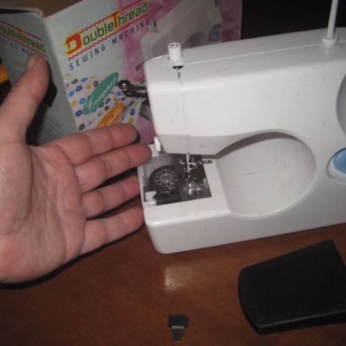 CHILDREN'S BATTERY SEWING MACHINE