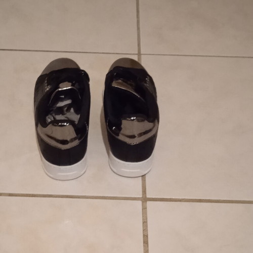 Sneakers (code 93)
