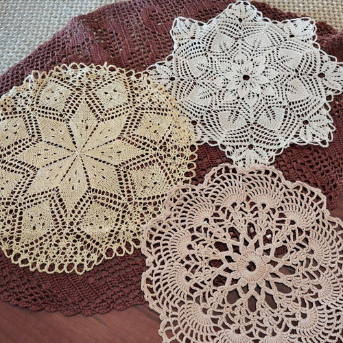 Handmade doilies like new, pack of 25 pieces
