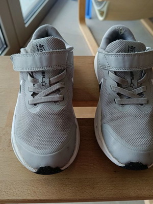 Детски обувки Nike номер 30 употребявани, сиви спортни