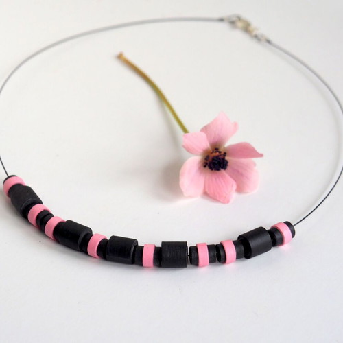 Quilling Paper necklace black pink new