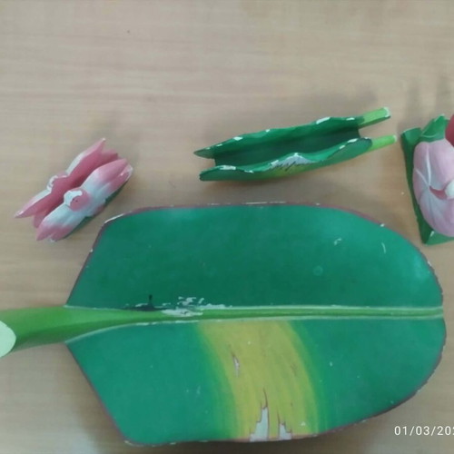 Authentic wooden tableware used, made of lightweight wood