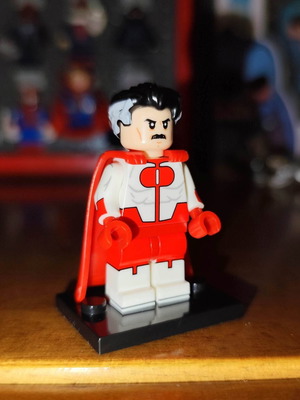 Omni-Man figure like new with base and two heads