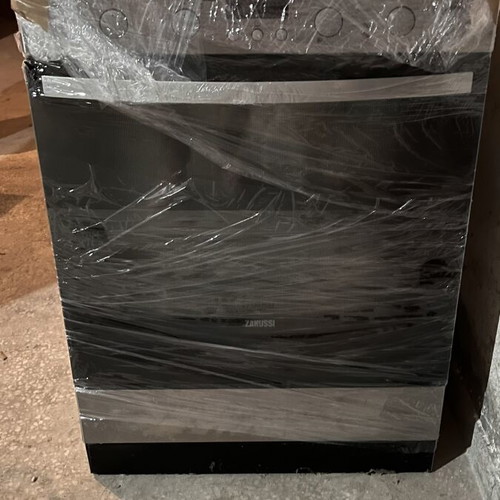 Zanussi freestanding oven with 4 burners, like new