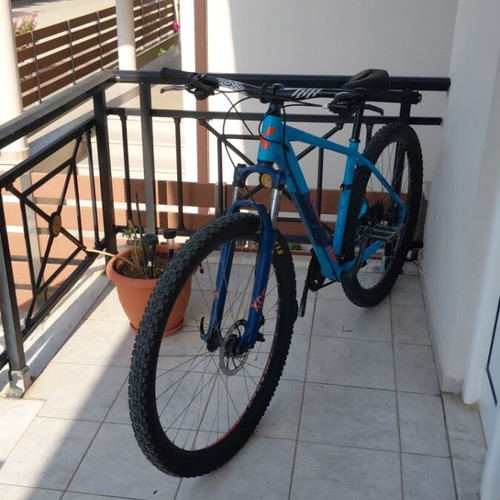 Mountain bike used, 29 inch wheels, disc brakes, front suspension, blue