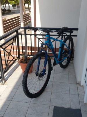 Mountain bike used, 29 inch wheels, disc brakes, front suspension, blue