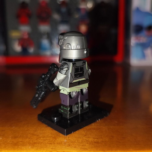 Juggernaut Pilot Star Wars minifigure with base and blasters