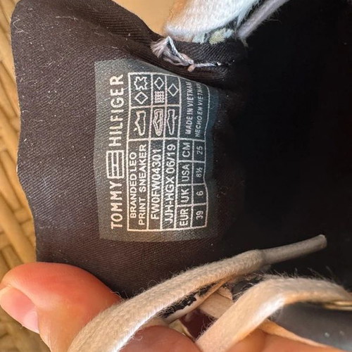 Tommy Hilfiger γυναικεία sneakers με λεπτομέρεια λεοπάρ και χρυσό σαν καινούργια