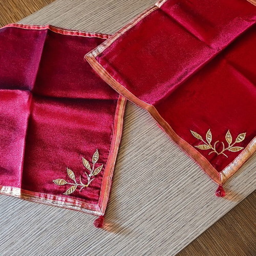 Table linen set like new with runner, doilies and napkins