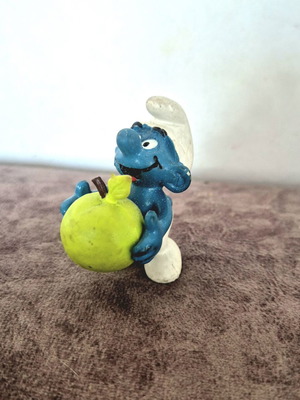 Στρουμφ που κρατάει μήλο Schleich Peyo μεταχειρισμένο