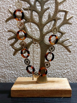 Modern long necklace used with brown and gold details