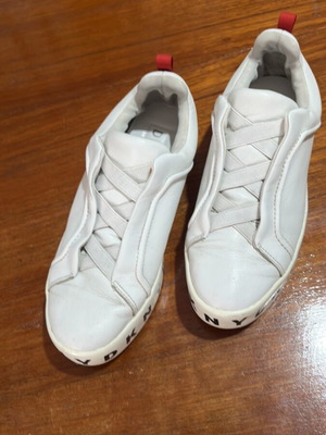 DKNY leather sneakers like new, very comfortable, size 38, white