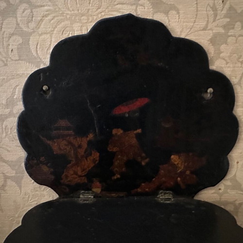 Wall display with Chinese vase and peacock feathers like new