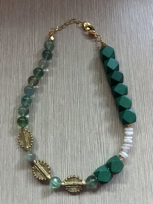 Necklace with green beads and gold details like new