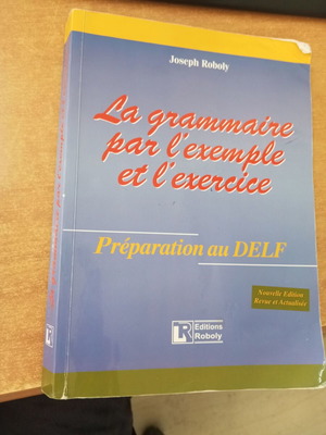 La grammaire par l'exemple et l'exercice Preparation au DELF by Joseph Roboly