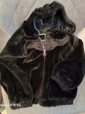 Crocodilino fur-style hoodie sweatshirt for 7 years old like new black