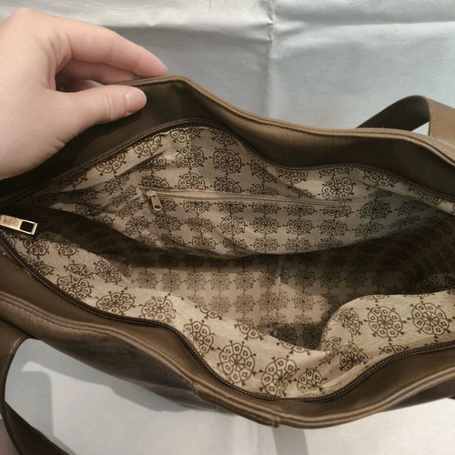Brown large leather shoulder bag like new with zipper and gold details