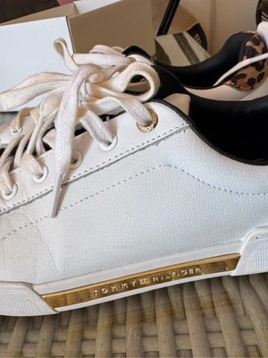 Tommy Hilfiger γυναικεία sneakers με λεπτομέρεια λεοπάρ και χρυσό σαν καινούργια