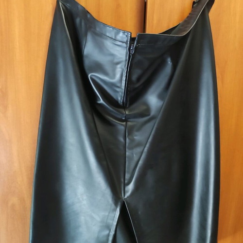 Leather skirt with zipper like new, size L 40 12, black