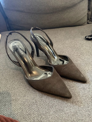 Black satin pumps like new, size 41