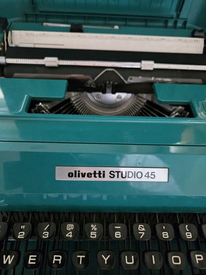 Γραφομηχανή Olivetti Studio 45 μεταχειρισμένη με θήκη, 1975