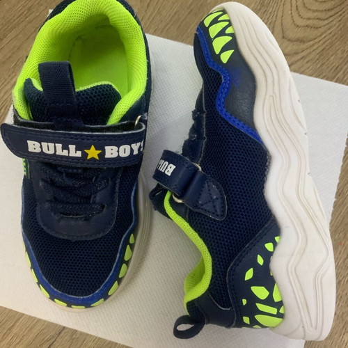 Boy's shoe size 29 Bull Boys blue, flawless
