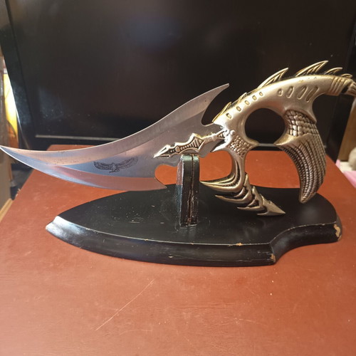 Alien decorative knife like new with eagle base