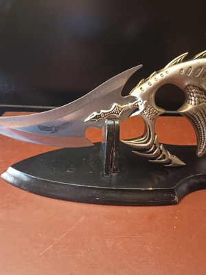 Alien decorative knife like new with eagle base