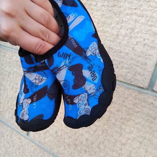 Beach shoes like new, sizes 30/31, black and blue