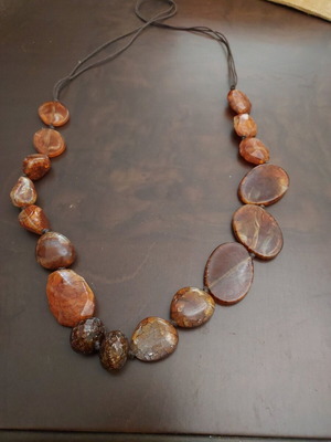 Necklace like new with cinnamon-colored stones