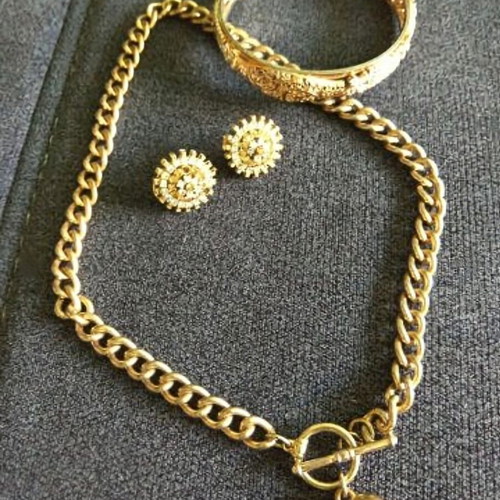 Jewelry set with stones in gold tone like new