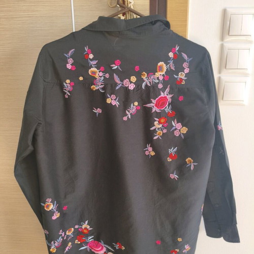 Zara shirt with embroidered flowers used, size medium