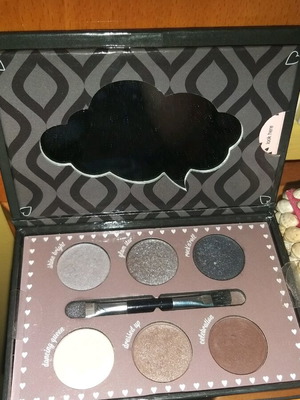 Essence eyeshadow palette used, 6 shades