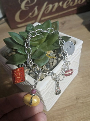 Avon collectible bracelet used with 125th anniversary charms