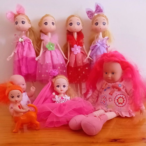 Dolls pack of 11 like new