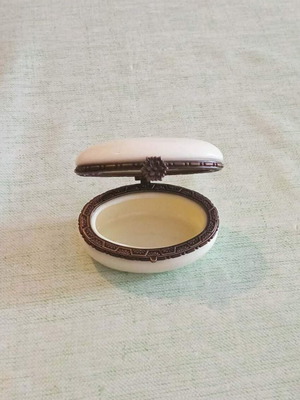 Vintage μίνι μπιζουτιέρα από πορσελάνη με μεταλλικό μπρονζέ φινίρισμα σαν καινούργιο