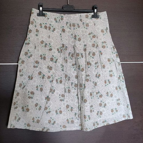 Only skirt used, white floral, 37 cm diameter