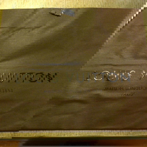 ΕΠΩΝΥΜΕΣ ΧΑΡΤΟΣΑΚΟΥΛΕΣ BURBERY...GHANEL...LOUIS...JIMMY CHOO...BARBE