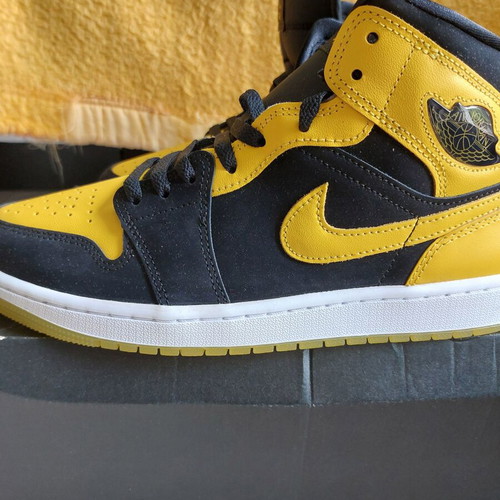 Nike Air Jordan 1 Mid SE new, size 43, black and yellow