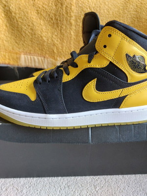 Nike Air Jordan 1 Mid SE new, size 43, black and yellow