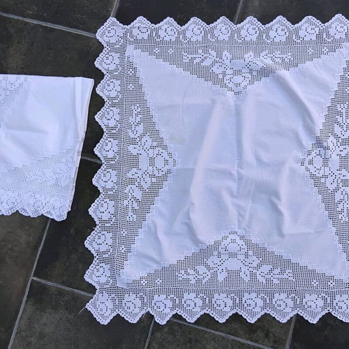 Authentic handmade crochet tablecloth set with 2 napkins like new