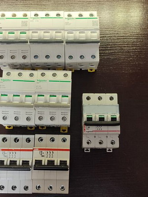 Three-phase rail relays