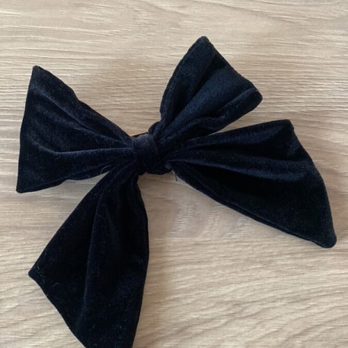 Velvet hair bow with clip in black, like new