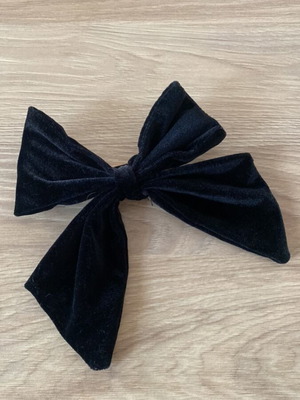 Velvet hair bow with clip in black, like new