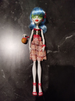 Monster High Skull Shores Ghoulia doll like new