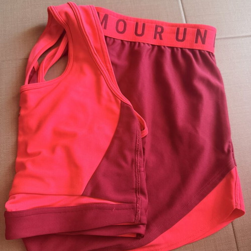 Under Armour HeatGear sports bra and shorts set like new, size M