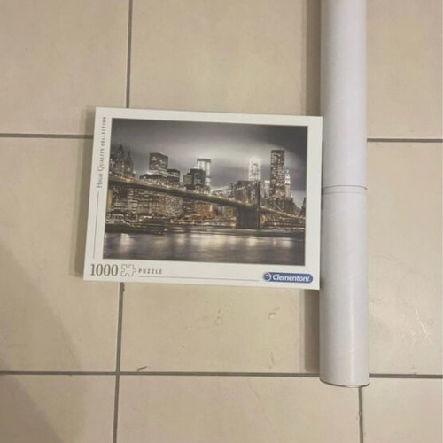 Puzzle 1000 pieces with storage and transport case like new